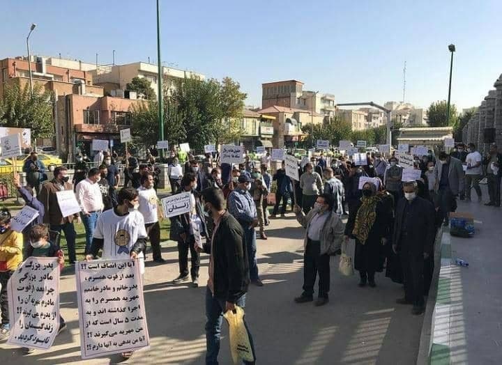 تجمع مردان خواستار کاهش میزان مهریه مقابل مجلس