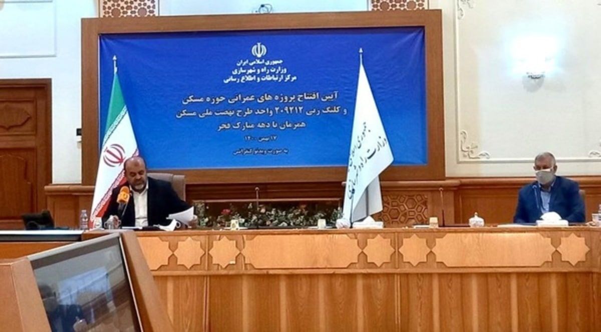 حضور بدون ماسکِ وزیر مبتلا به کرونا در جلسه عمومی