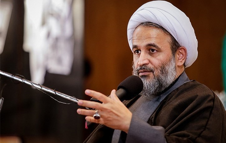 پناهیان: اختیارهای ملکه هزاران بار بیش از ولی فقیه است