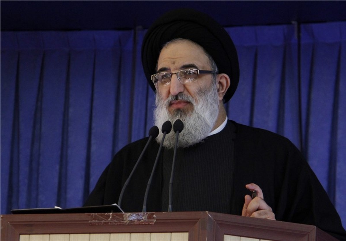 امام جمعه کرج: به صورت افرادی که با انقلاب همراه نیستند چنگ بیاندازید
