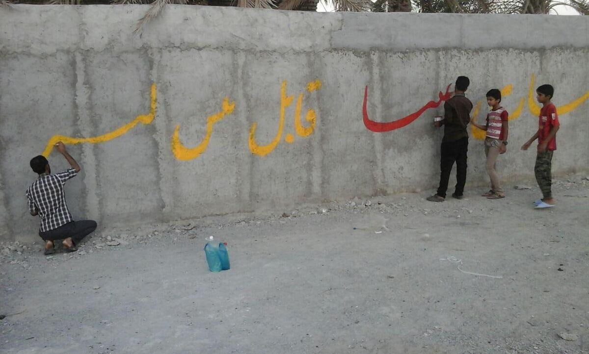 روزنامه ایران: دستمزد یک شب شعار نویسی ۳۰۰ هزار تومان است
