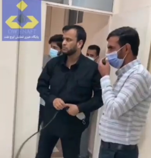 ویدیویی در فضای مجازی منتشر شده که در آن مدیر حراست شرکت نفت ستاره خلیج فارس در حین جلسه رسمی اداری با کمربند به فرد دیگری حمله می کند 