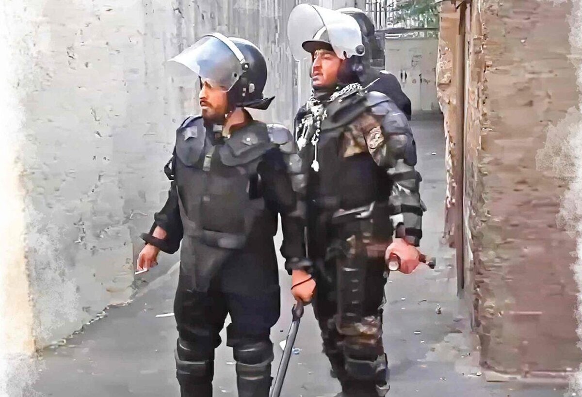 روزنامه فرهیختگان: پلیس‌نماها شناسایی نشدند؟ افرادی که با لباس پلیس اموال مردم را تخریب کردند معرفی کنید؛ اعلام کنید بعد از گذشت ۳ماه چه برخوردی با «پلیس‌نماها» شد؟