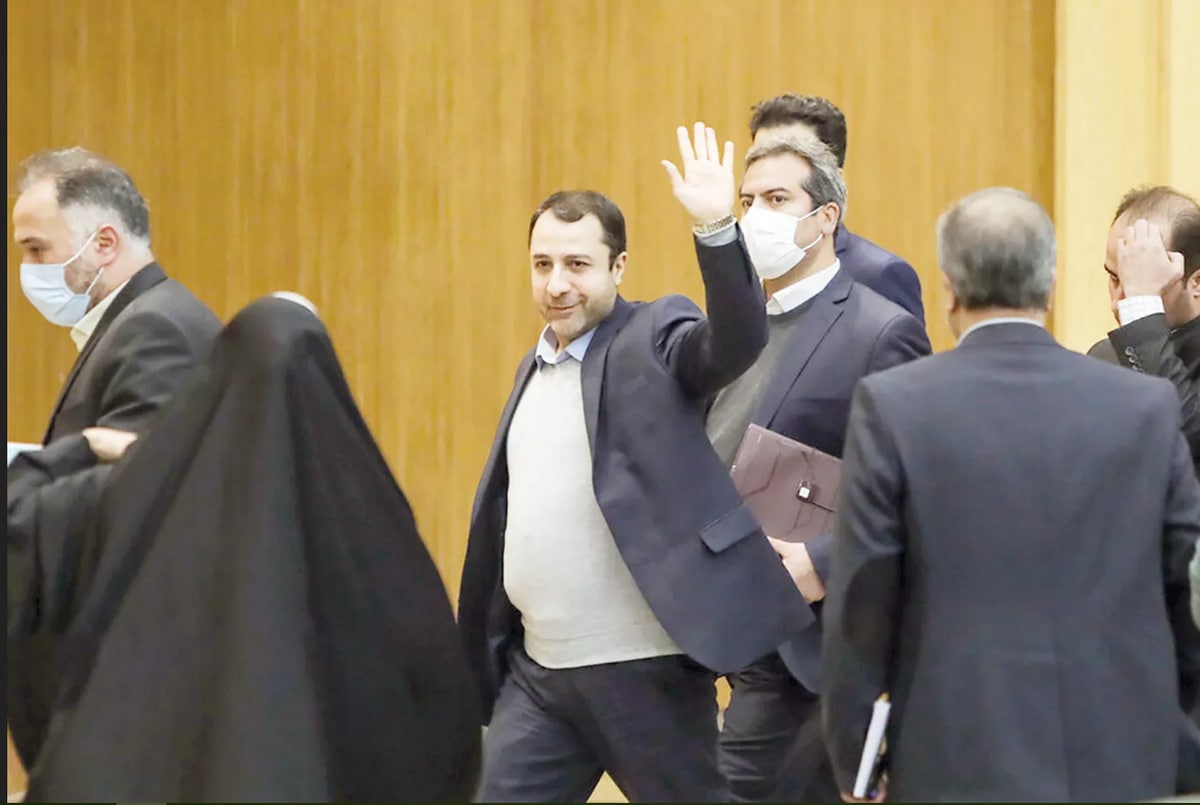 درباره عکسی از نشست خبری علی صالح‌آبادی رئیس کل بانک مرکزی/خسته نباشی قهرمان!