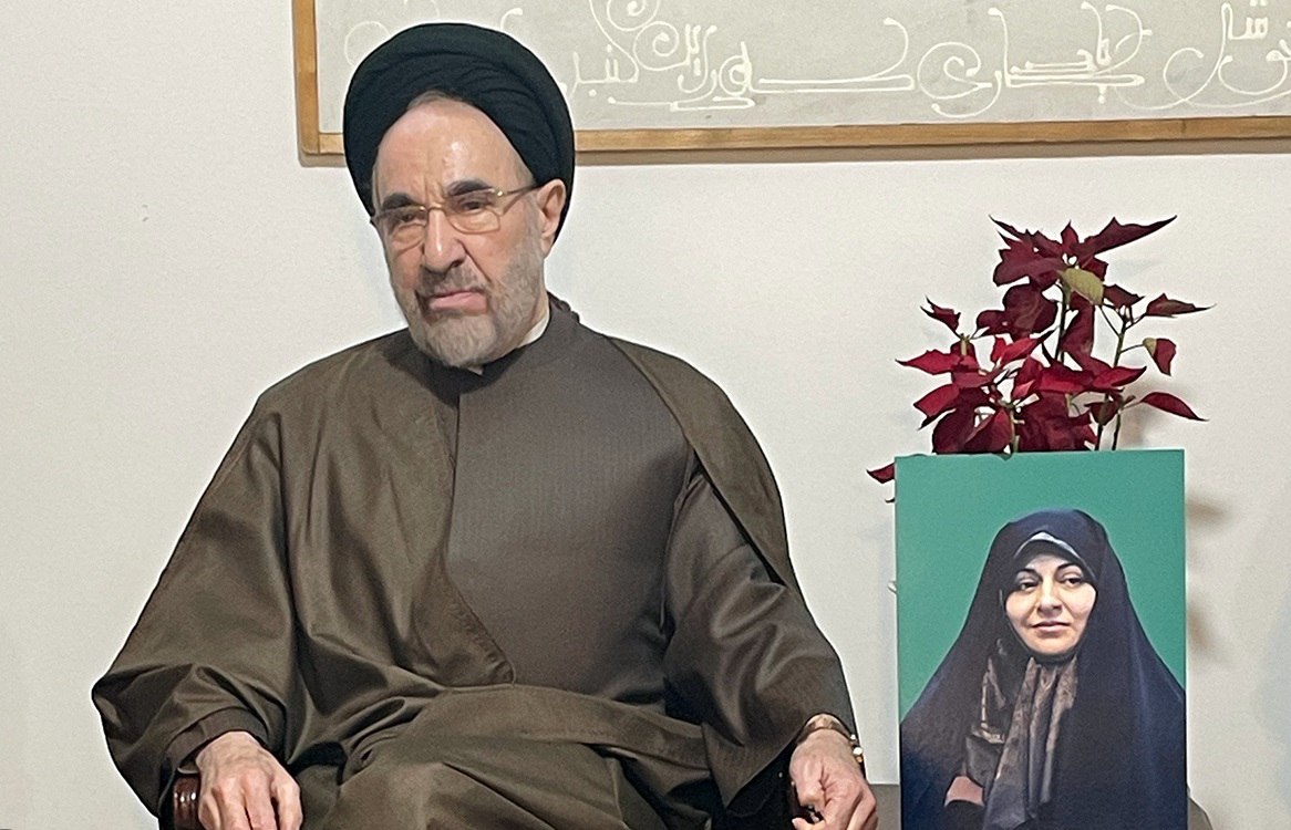 سید محمد خاتمی: از جامعه‌ی عفیف حمایت می‌کنیم/ عفت با حجاب یکی نیست/ نمی‌توانیم حجاب را به زور تحمیل کنیم