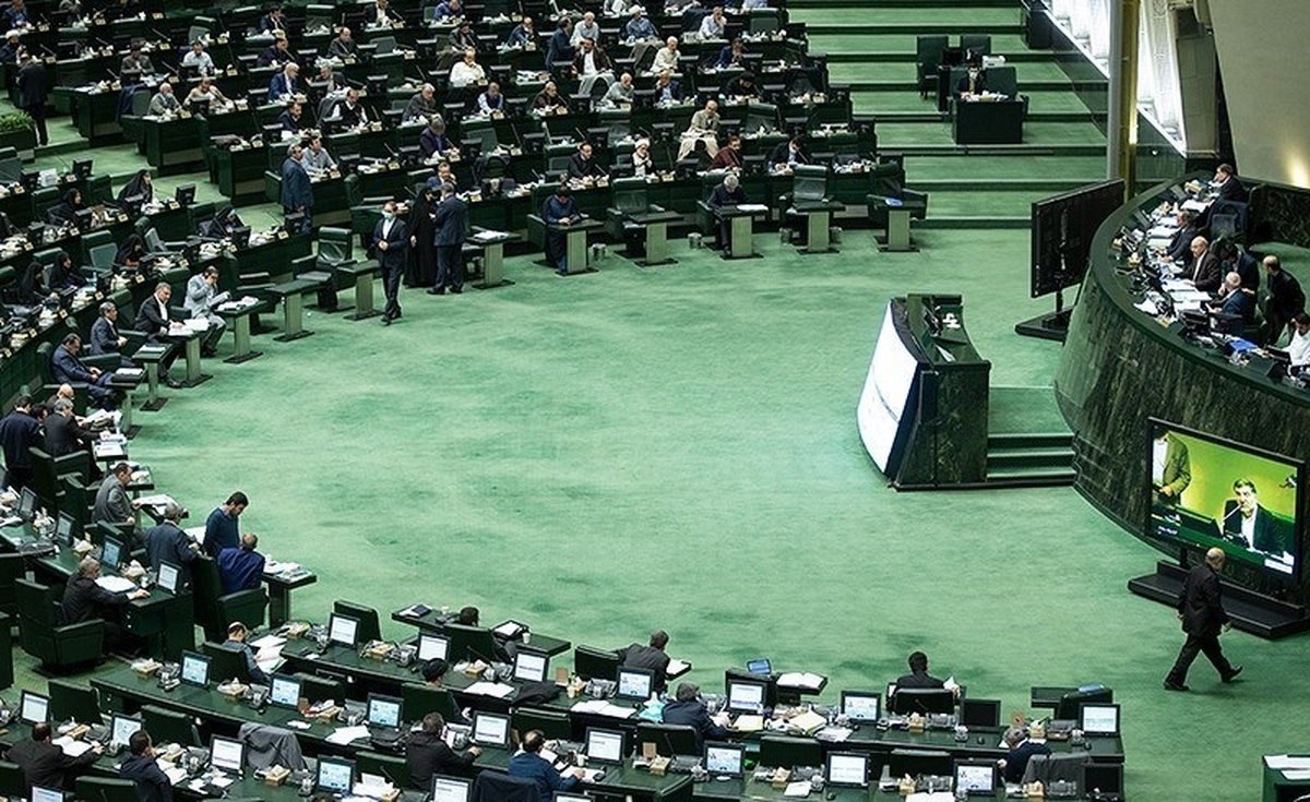 کمتر از ۶ درصد نمایندگان مجلس دوازدهم اقتصاد خوانده‌اند