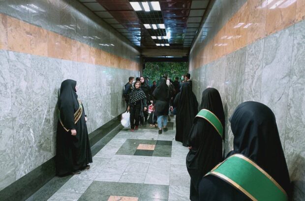 یک روزنامه: کسی حجاب‌بانان مترو را گردن نمی‏‌گیرد!