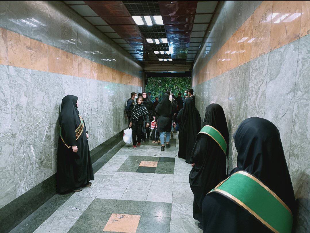 یک روزنامه: کسی حجاب‌بانان مترو را گردن نمی‏‌گیرد!