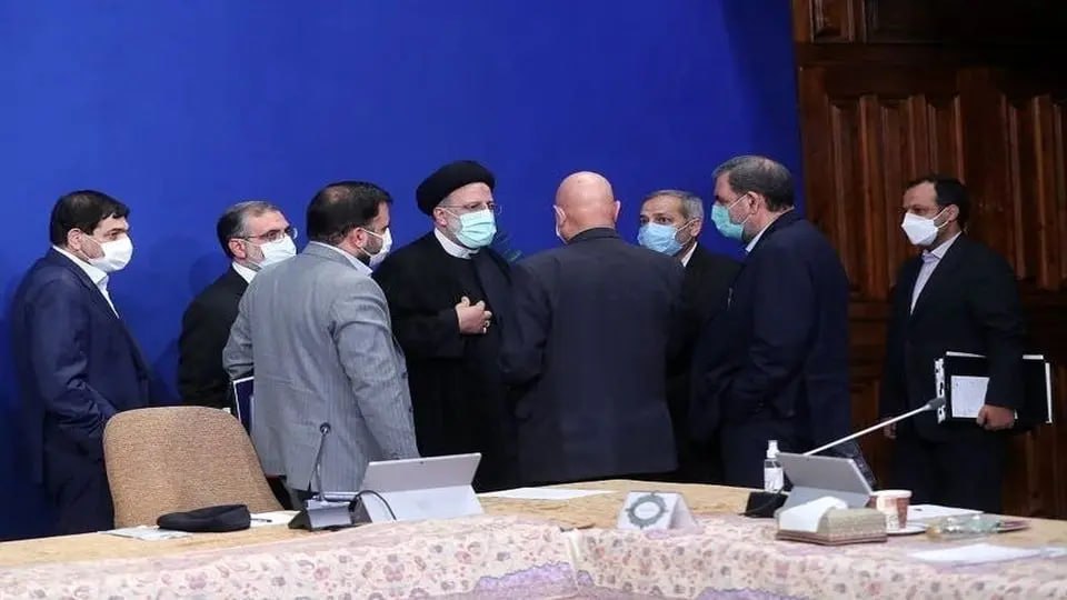 روزنامه جمهوری اسلامی خطاب به دولت رئیسی: دیدید زمین سفت است و نمی‌توانید وعده‌ها را اجرا کنید؟