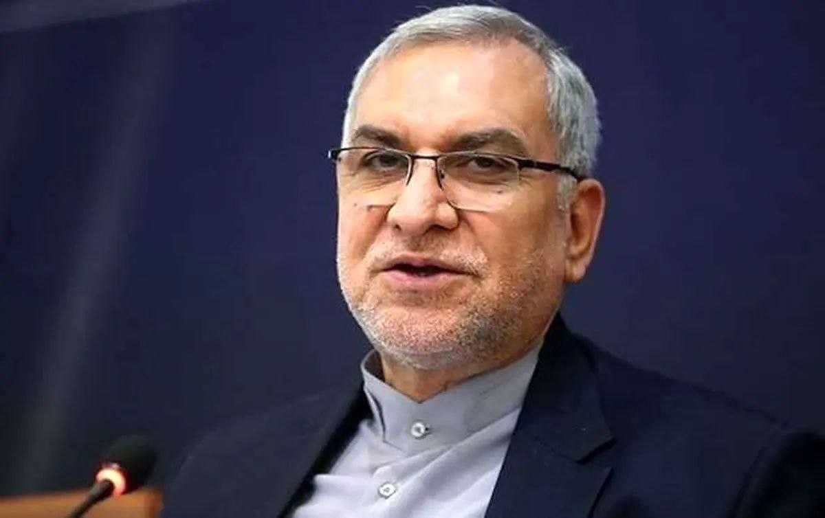 روزنامه هم میهن: کاش آقای وزیر بهداشت به جای دغدغه کاشت ناخن و مژه، دغدغه کمبود و گرانی دارو را داشت