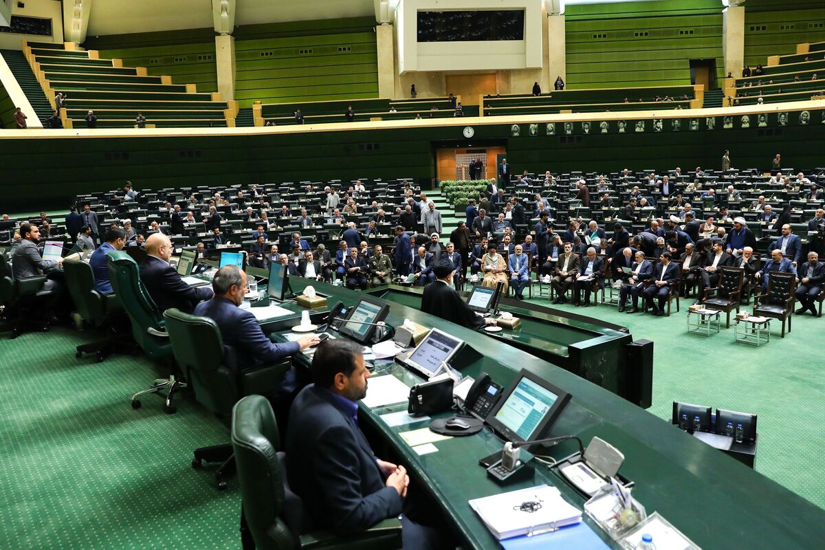 چه کسی بر صندلی ریاست مجلس دوازدهم تکیه می‌زند؟قالیباف، متکی، ذوالنوری، آقاتهرانی، رسایی و حاجی‌بابایی برای ریاست مجلس اعلام آمادگی کرده‌اند